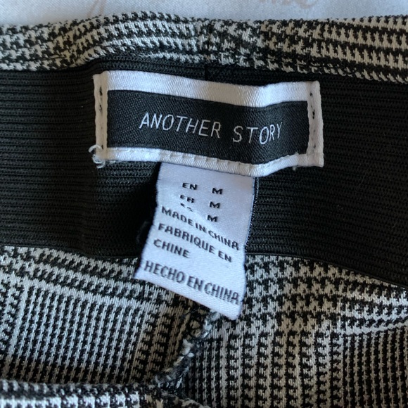 BLACK AND WHITE PLAID TIGHT CAPRIS - Picture 6 of 6